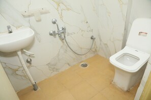 Quarto superluxo, vista para a cidade | Banheiro | Chuveiro, toalhas de banho, sabonete, shampoo
