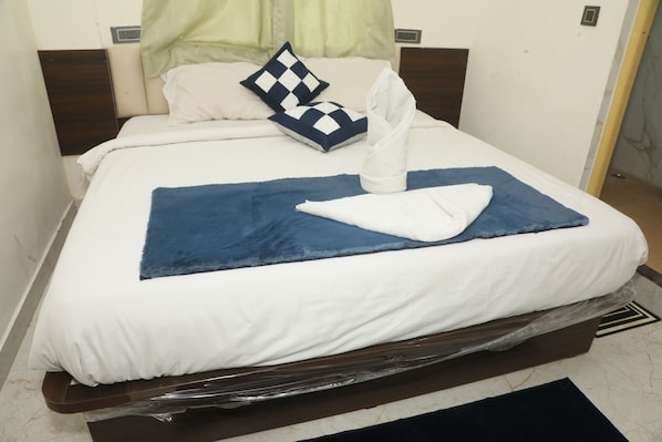 Luxury Room, City View | Desk, laptop workspace, free WiFi