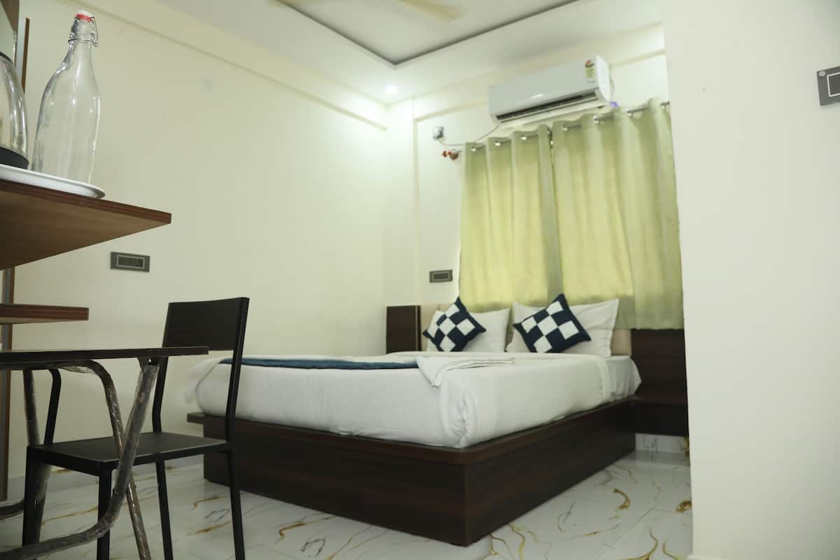Luxury Room, City View | Bathroom | Shower, towels, soap, shampoo