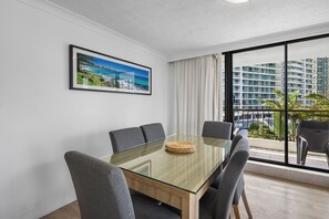 Dining room - Stylish 3BRM Haven in Surfers Paradise (Surfers Paradise)