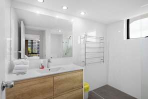 Apartment, Balkon, Stadtblick | Badezimmer