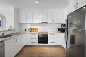 Apartment, Balcony, City View | Private kitchen - Stylish 3BRM Haven in Surfers Paradise (Surfers Paradise)