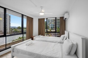 Iron/ironing board, free WiFi - Stylish 3BRM Haven in Surfers Paradise (Surfers Paradise)