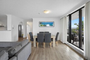 Dining room - Stylish 3BRM Haven in Surfers Paradise (Surfers Paradise)