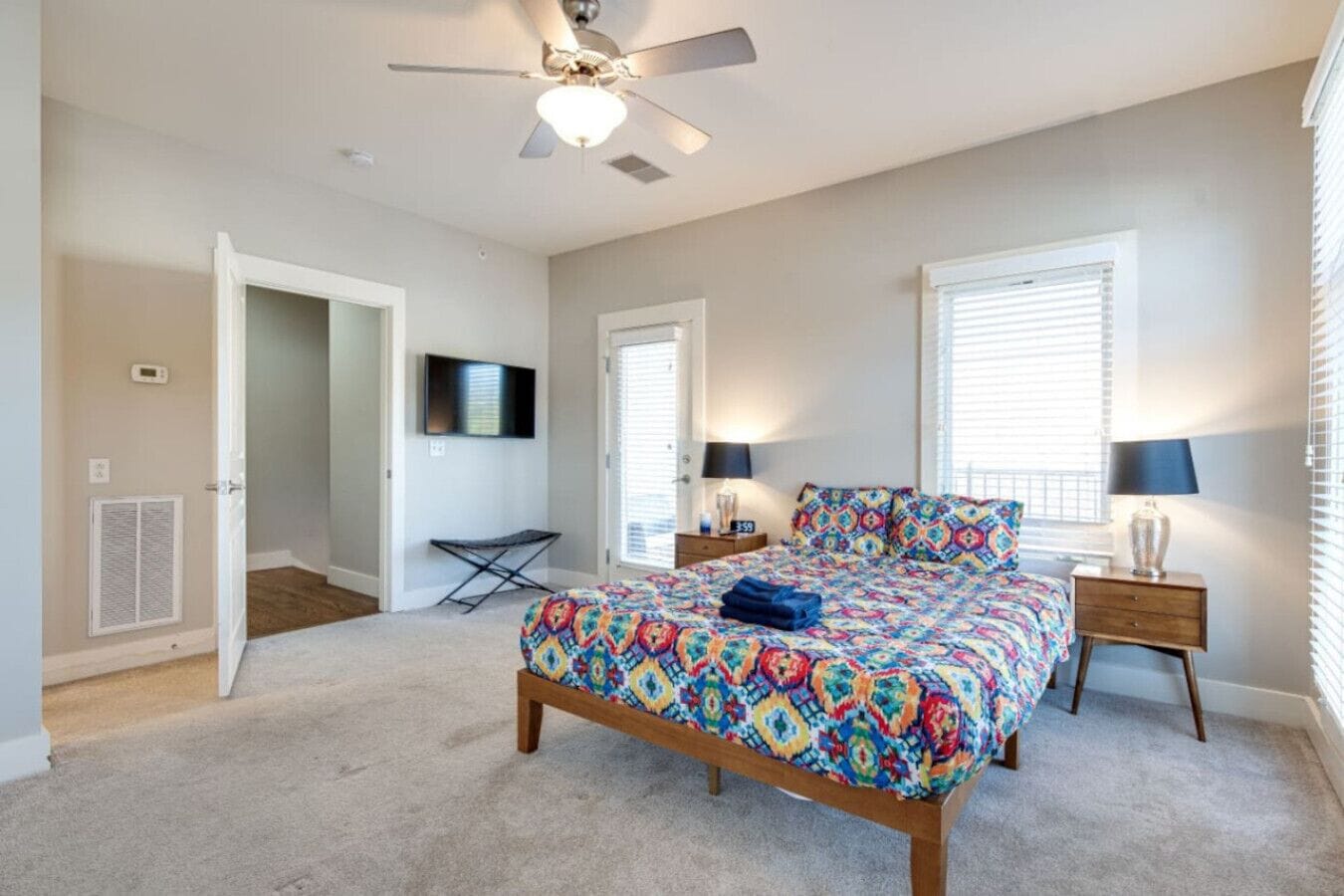 Escritorio y espacio para trabajar con un portátil