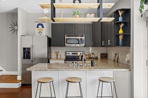 Refrigerador con freezer, microondas, horno, placa de cocina