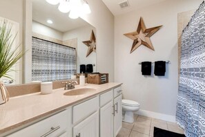 ファミリー コンドミニアム 2 ベッドルーム 禁煙 キッチン | バスルーム | 個別の浴槽とシャワー、バスアメニティ (無料)、ヘアドライヤー、タオル