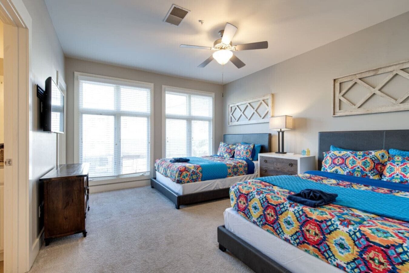 Escritorio y espacio para trabajar con un portátil