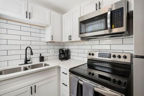 Apartment, 1 Bedroom, Non Smoking | Private kitchen | Fridge, microwave, oven, stovetop - The Phoenix Modern Apt (Phoenix)