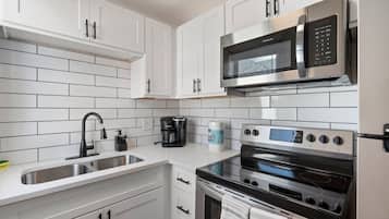 Departamento, 1 habitación, para no fumadores | Cocina privada | Refrigerador, microondas, horno y parrilla de estufa