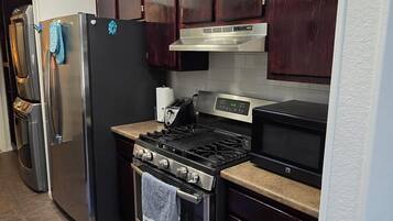 Køleskab, mikrobølgeovn, ovn, kogeplade