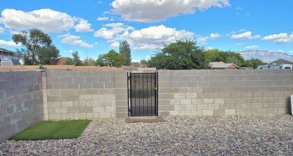 4-bedroom house, pet friendly, everything you may need, close to Balloon Fiesta