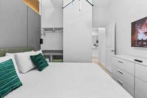 مكواة/لوح كي وسرير سفر وواي فاي وملاءات أسرّة