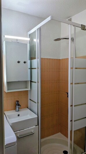 Shower, hair dryer, towels, soap - Studio cabin 150m from the beach with no street to cross Pets allowed (leucate)