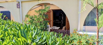 Studio cabin 150m from the beach with no street to cross Pets allowed
