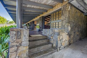 Property grounds - Lovely 4-bedroom 3-bath house in Kailua-Kona Hawaii. (Kailua-Kona)