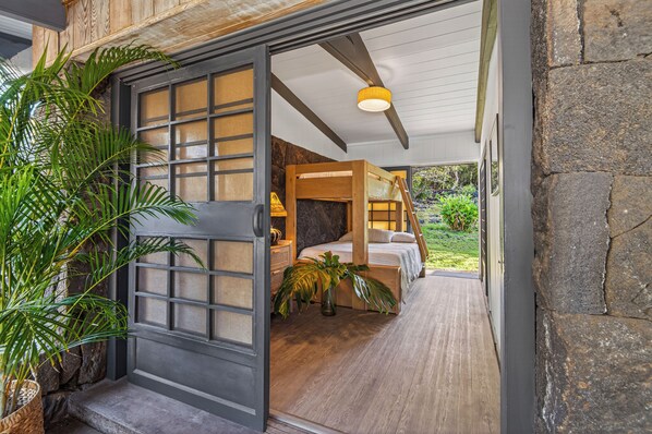 4 bedrooms, desk, iron/ironing board, free WiFi - Lovely 4-bedroom 3-bath house in Kailua-Kona Hawaii. (Kailua-Kona)