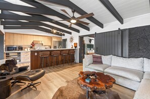 Smart TV, books, stereo, computer monitors - Lovely 4-bedroom 3-bath house in Kailua-Kona Hawaii. (Kailua-Kona)