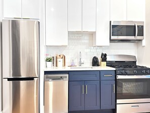 Een koelkast, een microgolfoven, een oven, een kookplaat