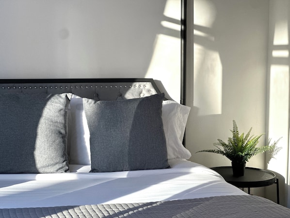 1 habitación, tabla de planchar con plancha y ropa de cama 