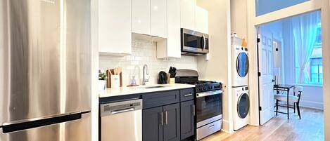 Geladeira, micro-ondas, fogão, cooktop