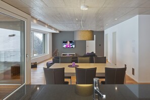 Departamento, balcón, vista a la montaña | Área de sala de estar | Televisión de pantalla plana 