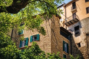 Unclassified image, 2 of 16, button