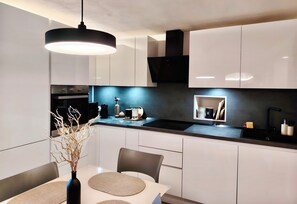 Microondas, horno, placa de cocina y lavavajillas