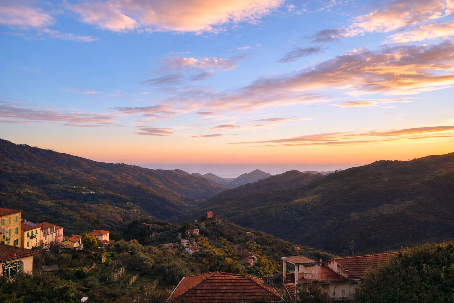 Un paysage montagneux parsemé de bâtiments traditionnels, probablement situé dans une zone rurale ou à la campagne.