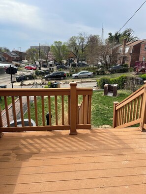 Property grounds - Charming 2-bedroom and 1 bathroom townhome in welcoming Washington with AC (Washington)