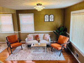 Interior - Charming 2-bedroom and 1 bathroom townhome in welcoming Washington with AC (Washington)