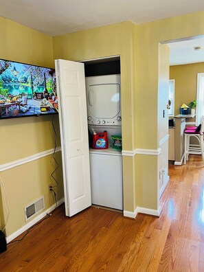 Interior - Charming 2-bedroom and 1 bathroom townhome in welcoming Washington with AC (Washington)