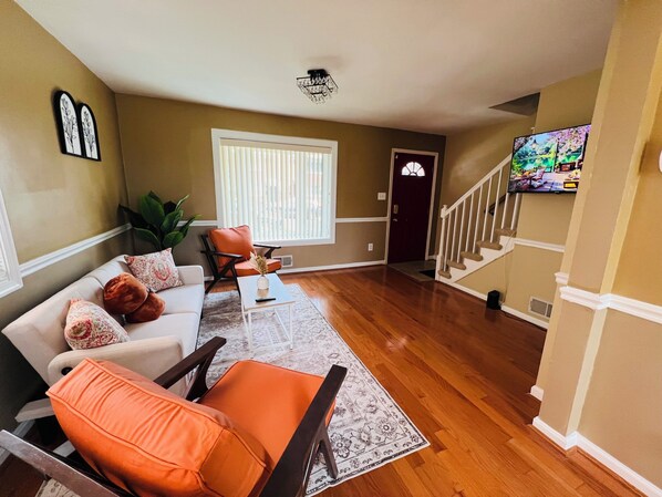 TV - Charming 2-bedroom and 1 bathroom townhome in welcoming Washington with AC (Washington)