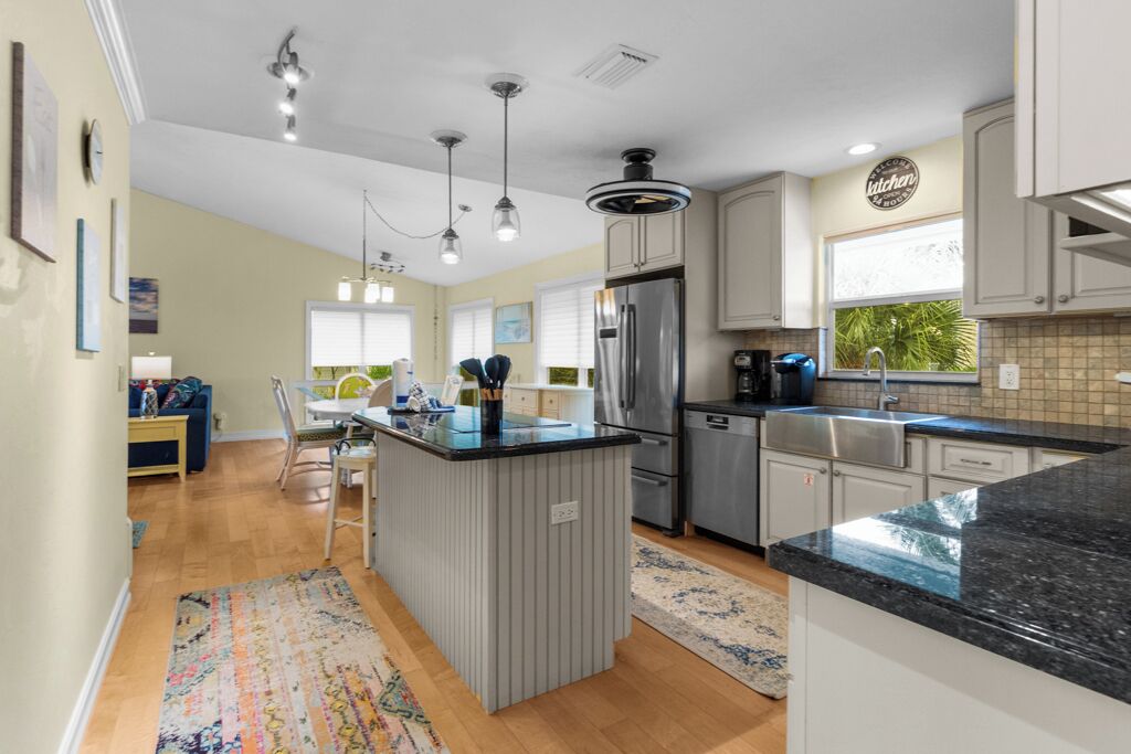 Jääkaappi, mikroaaltouuni, uuni, liesi