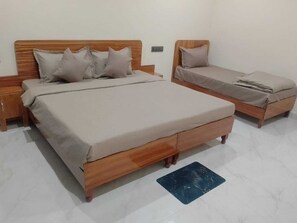 Escritorio y espacio para trabajar con laptop 