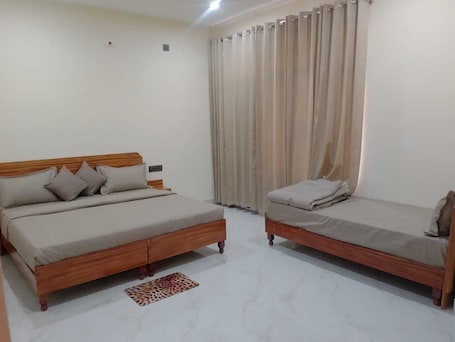 Triple Room | Desk, laptop workspace, rollaway beds, free WiFi