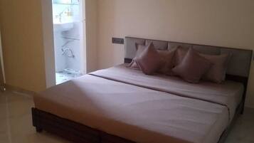 Deluxe Room | Desk, laptop workspace, rollaway beds, free WiFi
