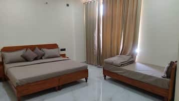 Habitación triple | Escritorio, espacio para trabajar con laptop, camas extra y wifi gratis