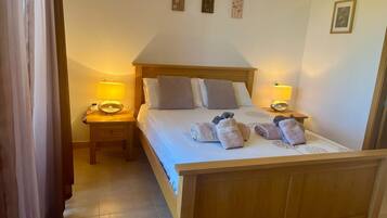 Iron/ironing board, bed sheets