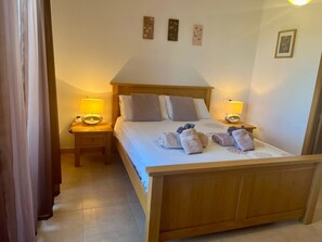 Tabla de planchar con plancha y ropa de cama