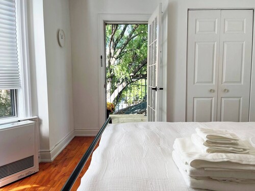 Bright + Stylish Apartment in High Park / Junction