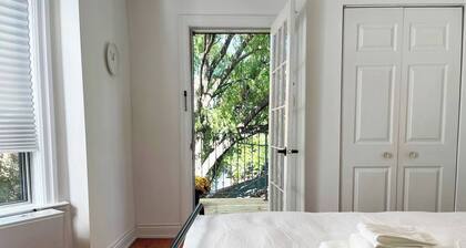 Bright + Stylish Apartment in High Park / Junction