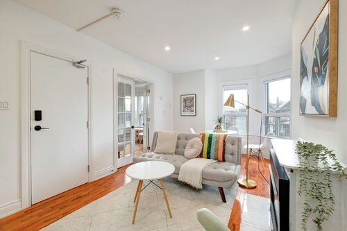 Bright + Stylish Apartment in High Park / Junction