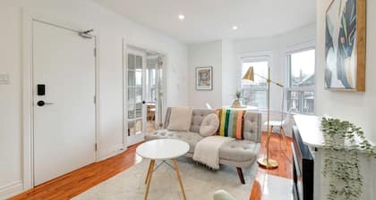 Bright + Stylish Apartment in High Park / Junction
