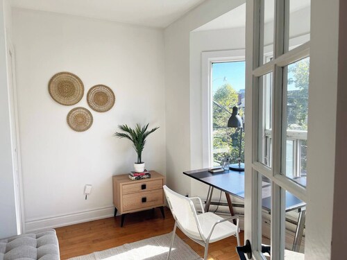 Bright + Stylish Apartment in High Park / Junction