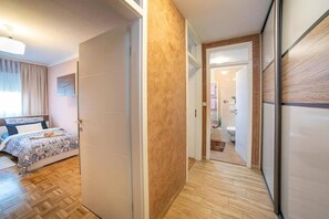 Tabla de planchar con plancha, acceso a internet y ropa de cama