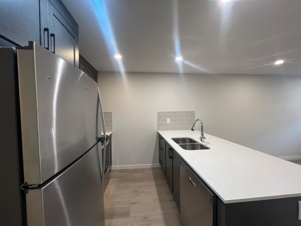 Microwave, oven, stovetop, dishwasher - Livingston Calgary - lovely space. Easily accessible to many amenities (Calgary)