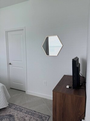 Iron/ironing board, Internet, bed sheets