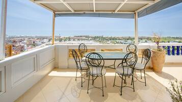 Appartement, 2 slaapkamers, keuken, uitzicht op zee | Luxe beddengoed, pillowtop-bedden, een laptopwerkplek