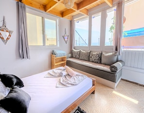 Habitació doble familiar, bany privat, vistes al mar | Roba de llit d'alta qualitat i matalassos amb encoixinament addicional